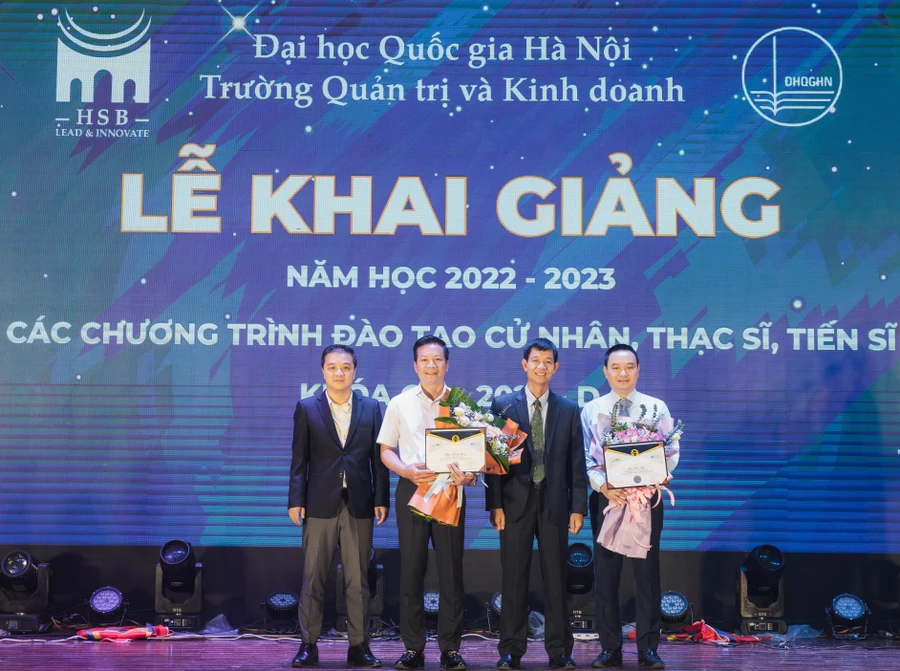 Ban giám hiệu Trường Quản trị và Kinh doanh trao thưởng cho học viên tiêu biểu chương trình sau đại học tại lễ khai giảng.