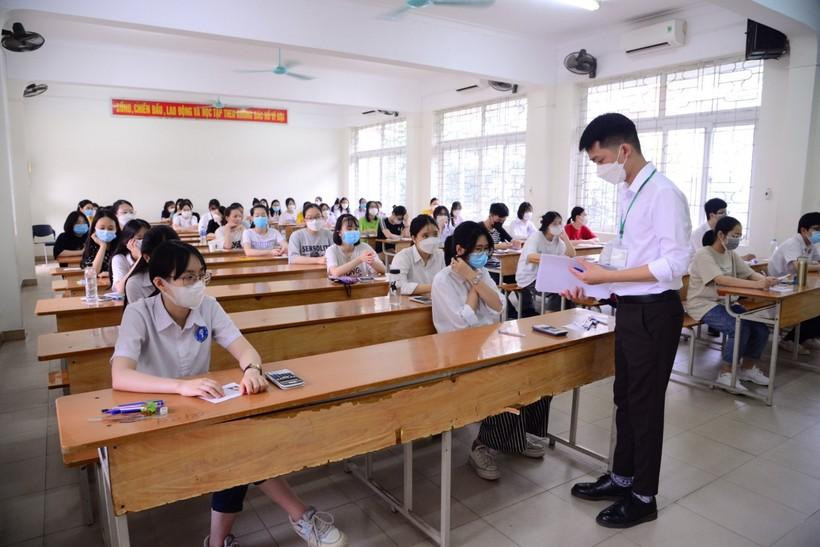 Các thí sinh dự thi vào Trường THPT chuyên Khoa học Xã hội và Nhân văn năm 2022. Ảnh: Vân Anh.