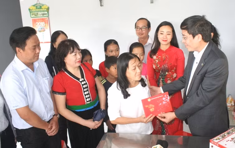 Ấm áp nghĩa tình Tết Sum vầy