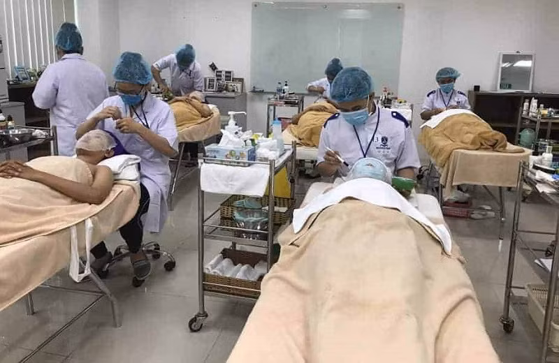 Học sinh thực hành nghề Chăm sóc sắc đẹp tại Trường Trung cấp Nguyễn Tất Thành.