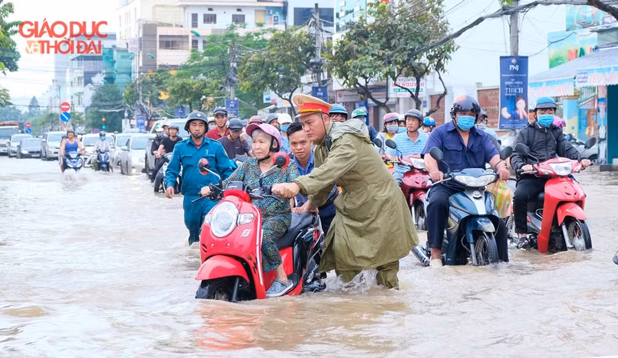Nhiều tuyến đường nội ô TP Cần Thơ ngập sâu do triều cường.