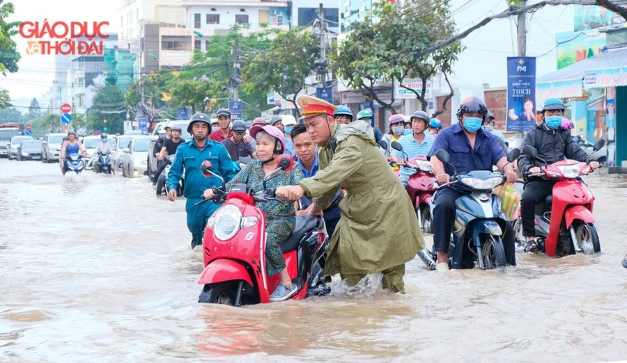 Nhiều tuyến đường nội ô TP Cần Thơ ngập sâu do triều cường.