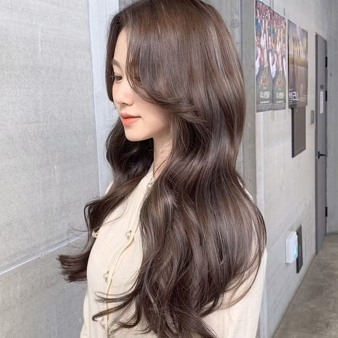 Khi kết hợp cùng mái lệch duyên dáng hoặc mái phồng bạn sẽ còn xinh đẹp hơn vài phần chân kính, đảm bảo ăn đứt cô dâu ngay.