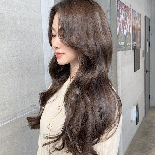 Khi kết hợp cùng mái lệch duyên dáng hoặc mái phồng bạn sẽ còn xinh đẹp hơn vài phần chân kính, đảm bảo ăn đứt cô dâu ngay.