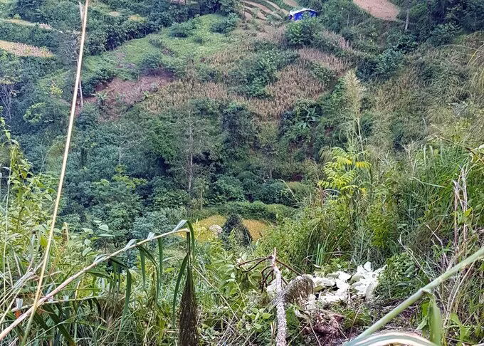 Nơi chiếc xe bắt đầu rơi xuống vực. Ảnh: Cục Cảnh sát giao thông