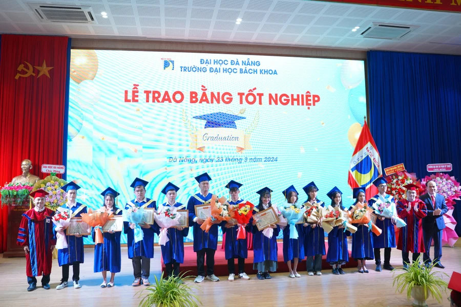 Tuyên dương, khen thưởng các tân Kỹ sư, Kiến trúc sư và cử nhân đạt danh hiệu Thủ khoa tốt nghiệp. 