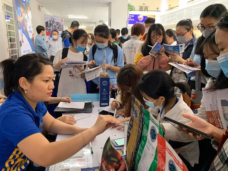 Trường ĐH phải đóng vai trò chủ đạo trong việc cung ứng nguồn nhân lực chất lượng cao. Sinh viên ĐH Mở TPHCM tham gia ứng tuyển tại một DN chuyên về công nghệ.