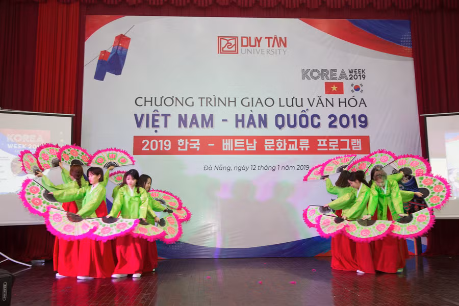 Một tiết mục múa của SV Hàn Quốc.