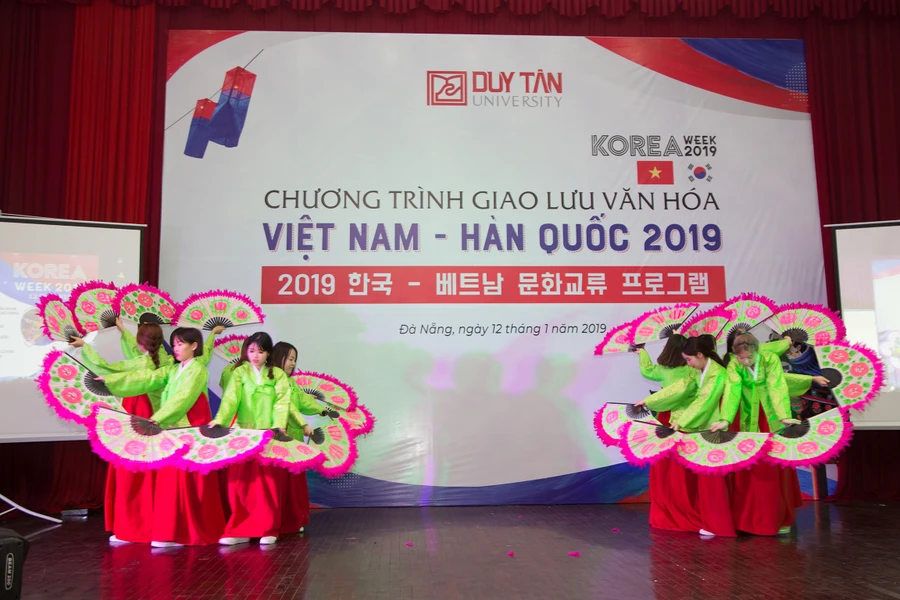 Một tiết mục múa của SV Hàn Quốc.