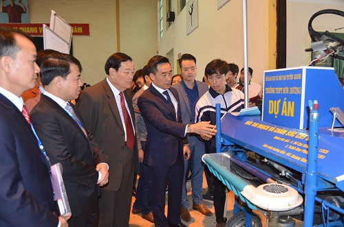 Ông Nguyễn Hải Anh - Phó Chủ tịch UBND tỉnh Tuyên Quang và các đại biểu tham quan khu trưng bày các sản phẩm tham dự cuộc thi