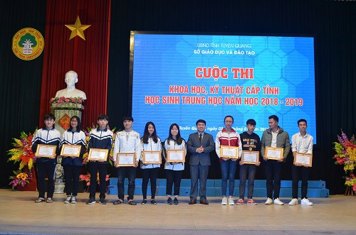 Ông Ma Quang Hiếu – Phó GĐ Sở GD&ĐT Tuyên Quang - trao giải cho các HS đạt giải Nhất, được chọn dự cuộc thi KHKT cấp quốc gia