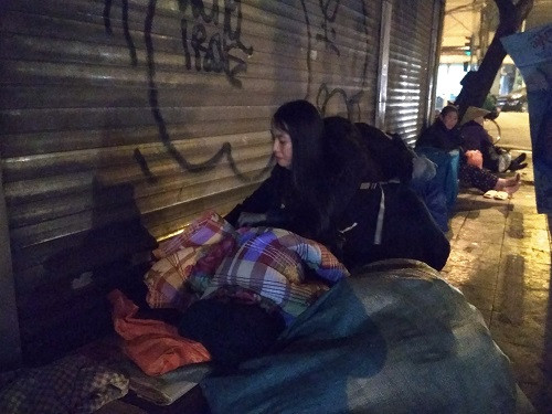 Tình nguyện viên âm thầm trao tặng quà cho những người vô gia cư Tình nguyện viên âm thầm trao tặng quà cho những người vô gia cư