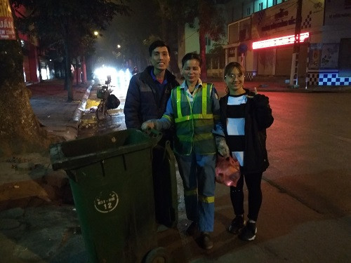 Chị lao công bất ngờ khi nhận món quà của từ các tình nguyện viên Chị lao công bất ngờ khi nhận món quà của từ các tình nguyện viên