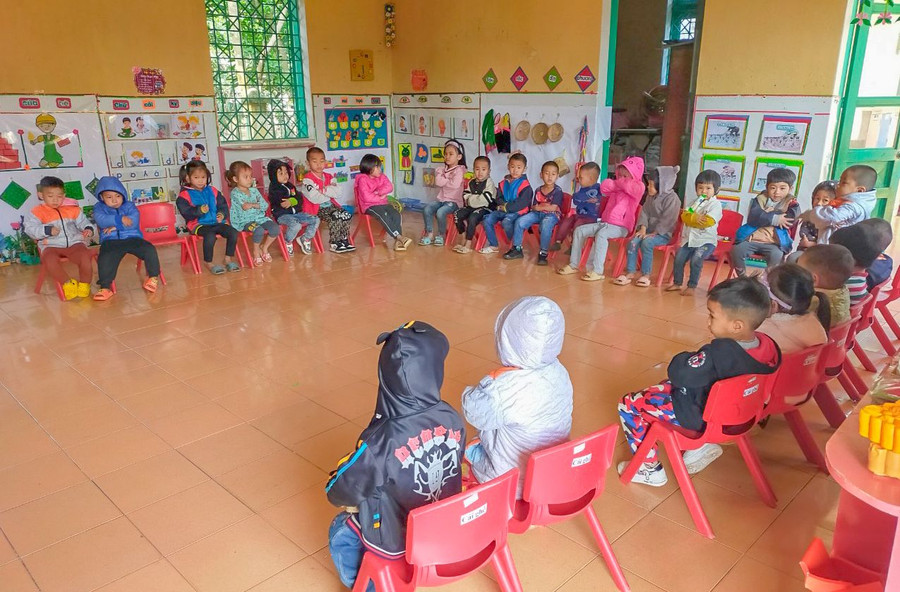 Học sinh Trường Mầm non số 2 xã Tủa Thàng trong những ngày đầu học tập. Học sinh Trường Mầm non số 2 xã Tủa Thàng trong những ngày đầu học tập.