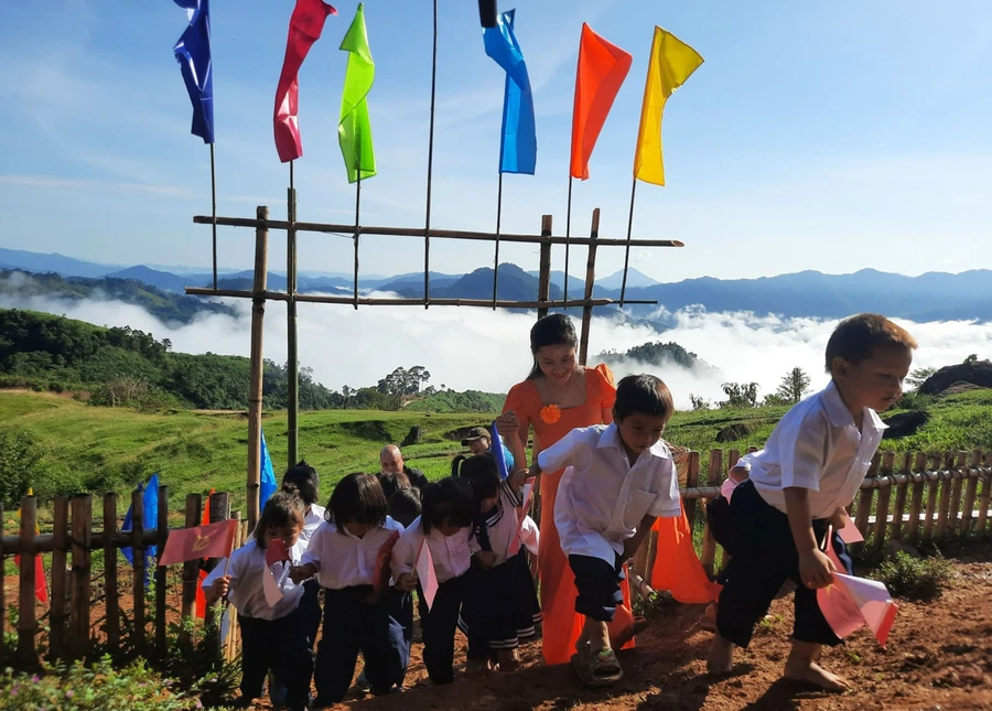 Cô Trà Thị Thu - giáo viên điểm trường Tắk Pổ cùng các em học sinh đến trường dự lễ khai giảng năm học mới 2022 - 2023. Ảnh: Trà Thị Thu 