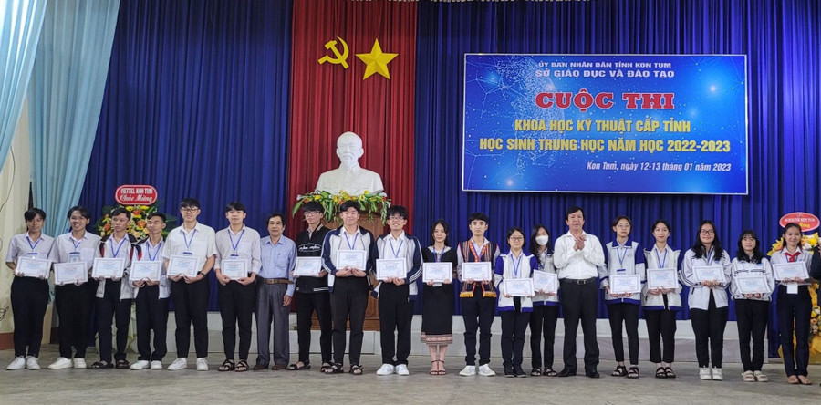 Thùy Trang (ngoài cùng bên phải) với dự án của mình xuất sắc đoạt giải Nhất trong Cuộc thi Khoa học kỹ thuật cấp tỉnh dành cho học sinh trung học, năm học 2022 - 2023.