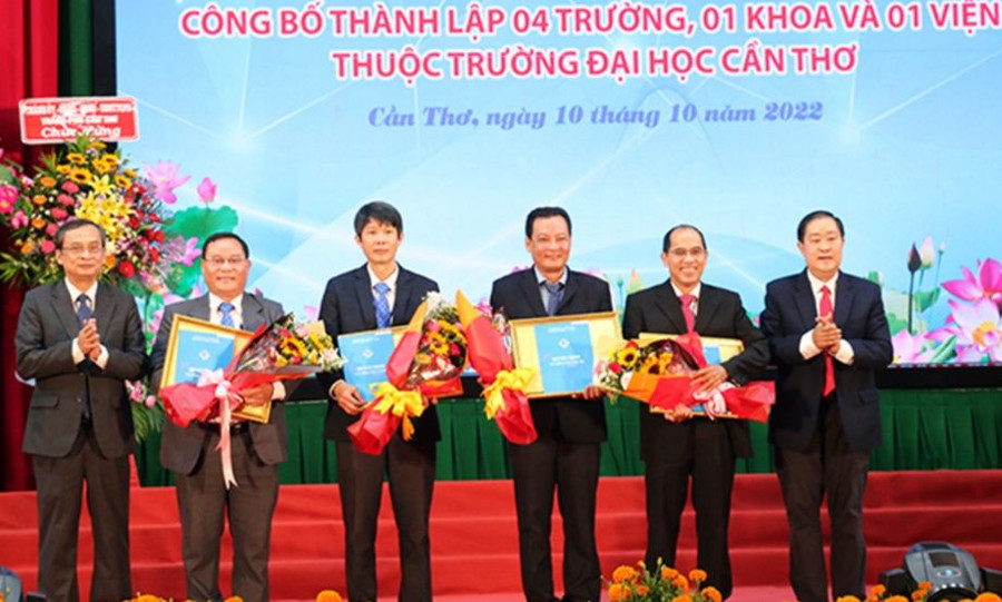 Chủ tịch Hội đồng trường và Hiệu trưởng Trường ĐH Cần Thơ trao quyết định thành lập 4 trường chuyên ngành trực thuộc Trường ĐH Cần Thơ. Chủ tịch Hội đồng trường và Hiệu trưởng Trường ĐH Cần Thơ trao quyết định thành lập 4 trường chuyên ngành trực thuộc Trường ĐH Cần Thơ.