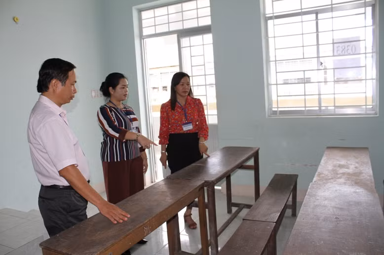 Bà Trần Hồng Thắm - Giám đốc Sở GD&ĐT TP Cần Thơ và bà Nguyễn Minh Phương - Phó Hiệu trưởng Trường ĐH Y Dược Cần Thơ kiểm tra điểm thi THPT Phan Ngọc Hiển, quận Ninh Kiều