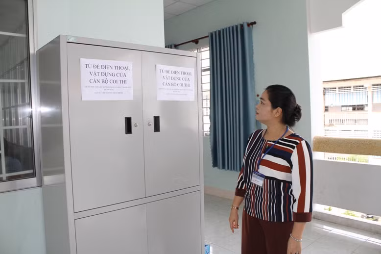 Bà Trần Hồng Thắm - Giám đốc Sở GD&ĐT TP Cần Thơ kiểm tra tủ đựng vật dụng cho cán bộ coi thi và thí sinh