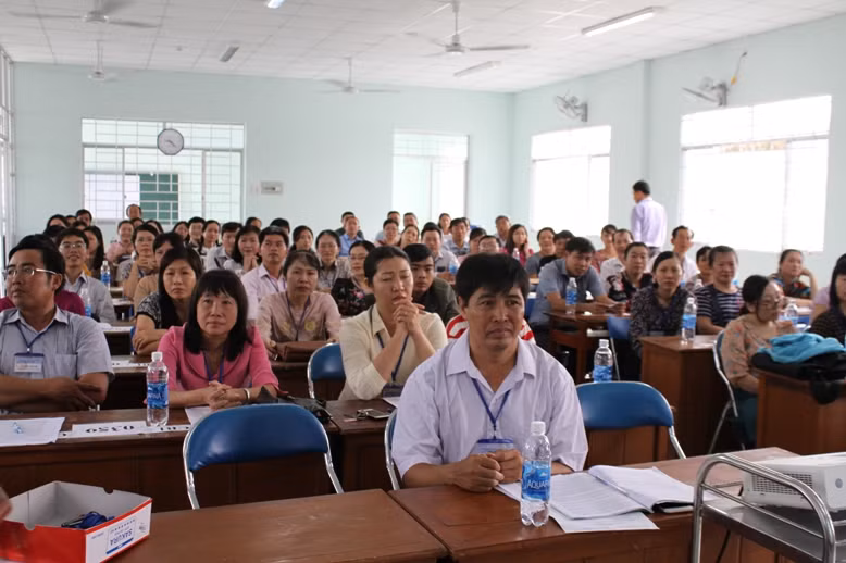 Cán bộ làm công tác coi thi THPT quốc gia họp tại điểm thi THPT Phan Ngọc Hiển