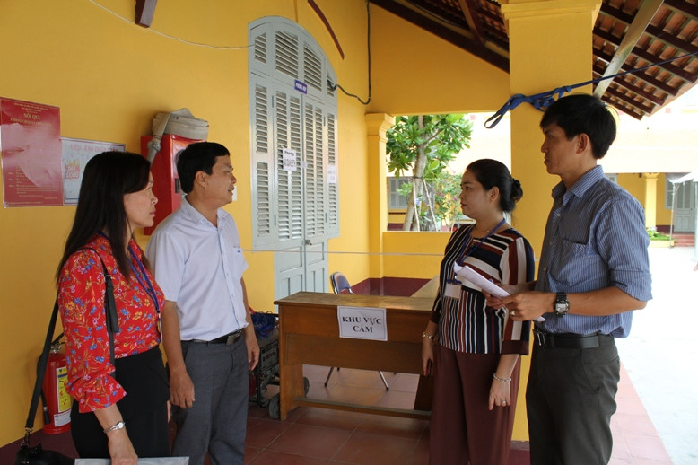 Cán bộ điểm thi THPT Châu Văn Liêm báo cáo với đoàn kiểm tra