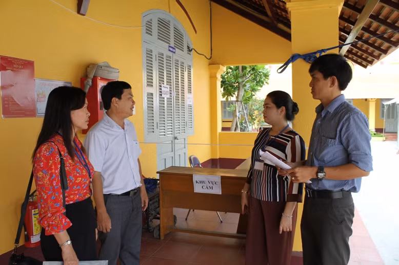 Cán bộ điểm thi THPT Châu Văn Liêm báo cáo với đoàn kiểm tra