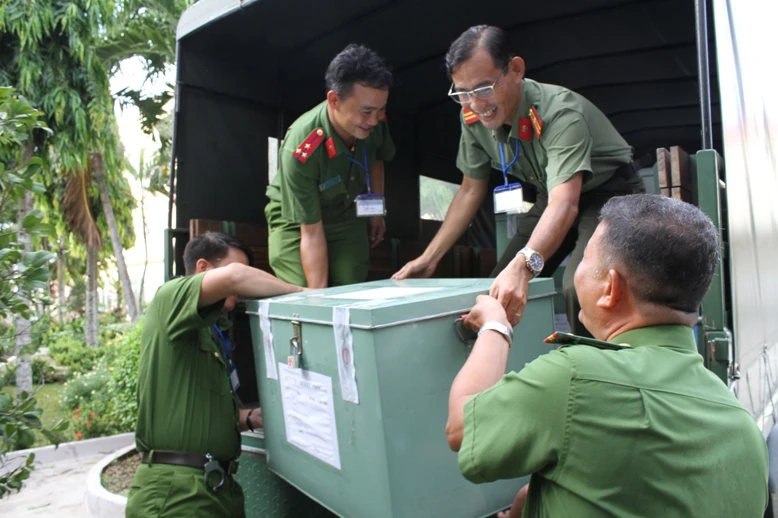 Lực lượng Công an TP Cần Thơ vận chuyển đề thi lên xe đặc chủng