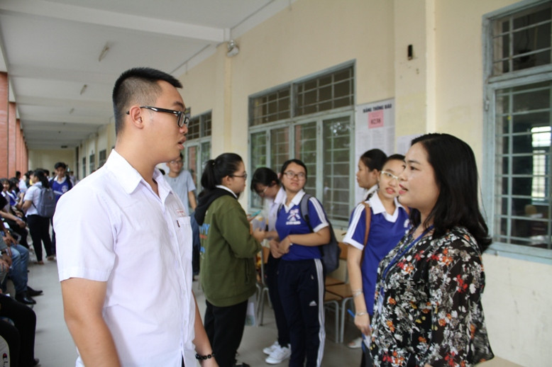 Bà Trần Hồng Thắm - Giám đốc Sở GD&ĐT TP Cần Thơ động viên thí sinh trước giờ vào phòng thi