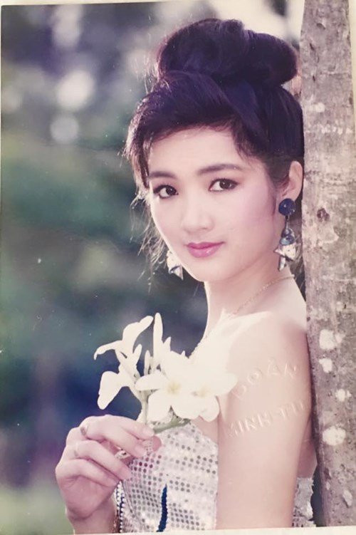 Đây cũng là lần đầu tiên, Hoa hậu đền Hùng tiết lộ những hình ảnh thời thanh xuân trước công chúng. Đây cũng là lần đầu tiên, Hoa hậu đền Hùng tiết lộ những hình ảnh thời thanh xuân trước công chúng.