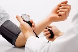 Kiểm soát huyết áp: Trong dưa chuột có chứa các khoáng chất quan trọng như magie, kali và chất xơ, do đó kiểm soát được huyết áp cho cả người huyết áp thấp và cao. Mỗi ngày uống một cốc nước ép dưa chuột, nó hiệu quả mà không cần thêm một loại thuốc nào.