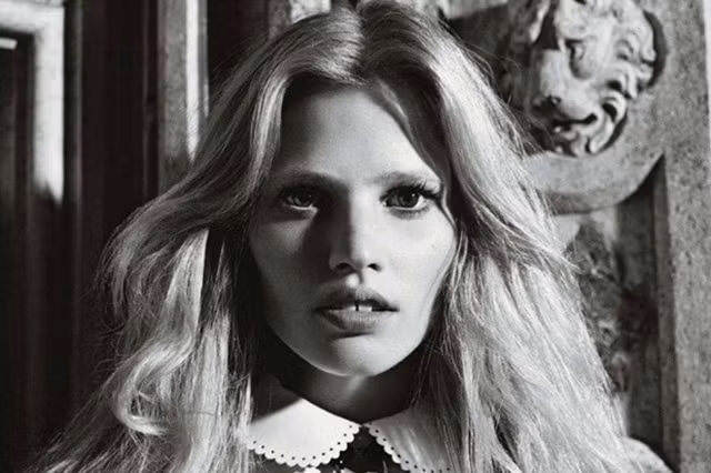  Đặc sản làm nên thương hiệu Lara Stone chính là hai chiếc răng cửa thưa độc đáo. 