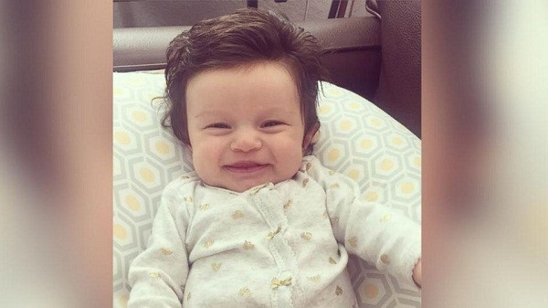 Em bé vừa sinh ra đã có nhiều tóc một cách đáng kinh ngạc ảnh 1 Em bé vừa sinh ra đã có nhiều tóc một cách đáng kinh ngạc ảnh 1