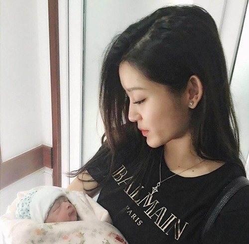 Á hậu Huyền My làm mẹ đỡ đầu cho con của cặp đôi kín tiếng showbiz