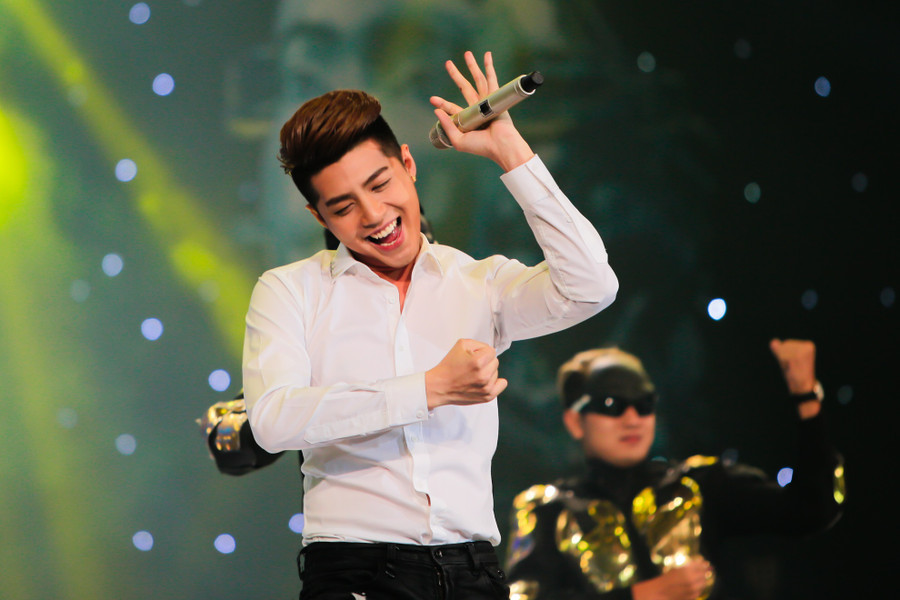 Đức Phúc hát nhạc phim "Hậu duệ mặt trời" ở The Remix