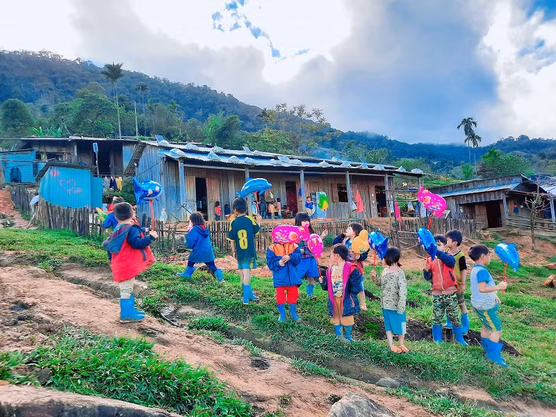 Học sinh điểm trường Tắk Pổ được tặng ủng đi mưa.