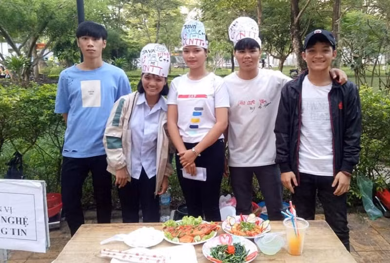 Cô gái trẻ này rất tích cực tham gia các hoạt động xã hội.