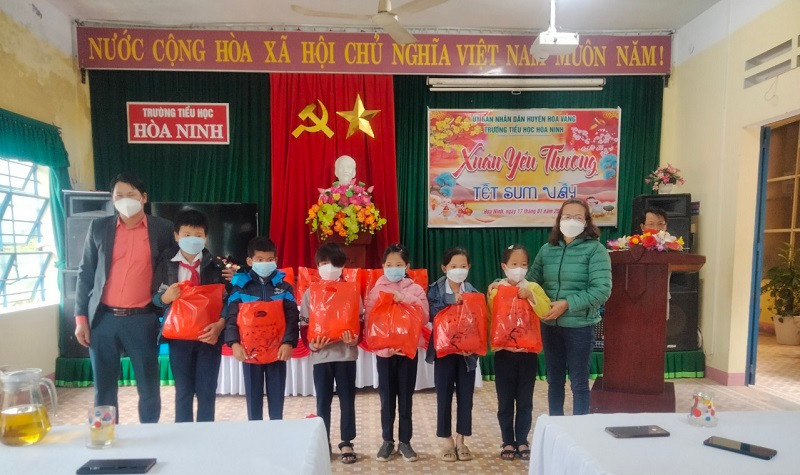 Học sinh Trường Tiểu học Hòa Ninh (Hòa Vang, TP Đà Nẵng) nhận quà Tết từ chương trình Xuân yêu thương. Học sinh Trường Tiểu học Hòa Ninh (Hòa Vang, TP Đà Nẵng) nhận quà Tết từ chương trình Xuân yêu thương.