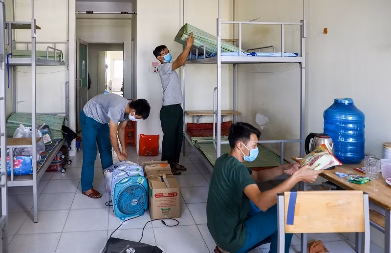 Lực lượng tình nguyện thu gọn đồ đạc cho sinh viên trước khi bàn giao KTX cho UBND TPHCM trưng dụng làm khu cách ly.