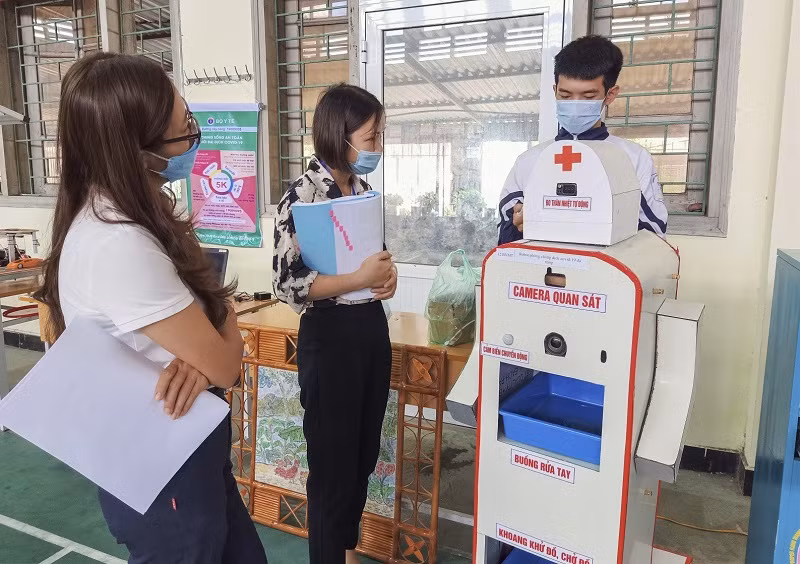 Với kiến thức đã được học trong trường nhiều học sinh đã sáng tạo ra các sản phẩm phục vụ công tác phòng chống dịch.