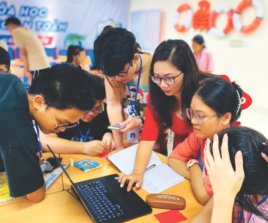 Sinh viên Trường Đại học Sư phạm – Đại học Thái Nguyên trong giờ rèn nghiệp vụ sư phạm. Ảnh: NVCC