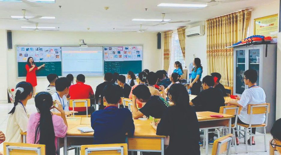 Sinh viên Trường Đại học Sư phạm – Đại học Thái Nguyên trong giờ rèn nghiệp vụ sư phạm. Ảnh: NVCC
