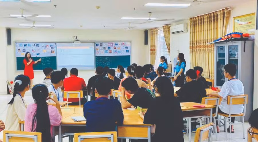 Sinh viên Trường Đại học Sư phạm – Đại học Thái Nguyên trong giờ rèn nghiệp vụ sư phạm. Ảnh: NVCC