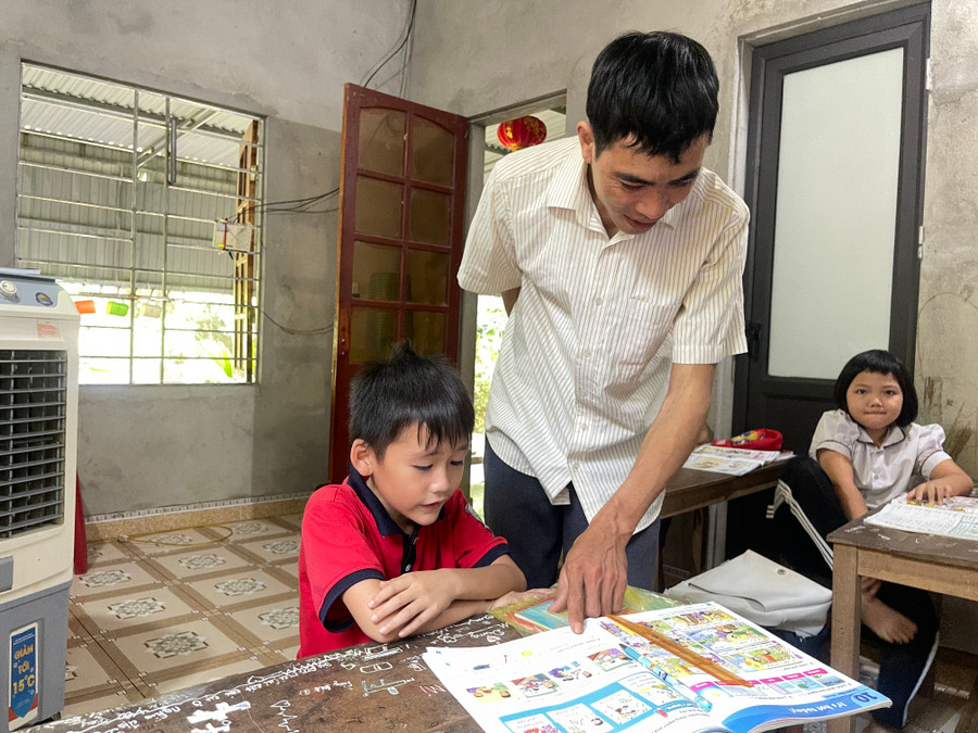 Nhiều học sinh trong lớp hoàn cảnh khó khăn được anh Dương miễn giảm học phí. Nhiều học sinh trong lớp hoàn cảnh khó khăn được anh Dương miễn giảm học phí.