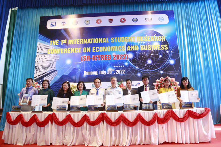 Đại diện 10 cơ sở giáo dục đại học đào tạo khối ngành kinh tế và kinh doanh ký kết thỏa thuận hợp tác tổ chức chuỗi Hội thảo quốc tế.