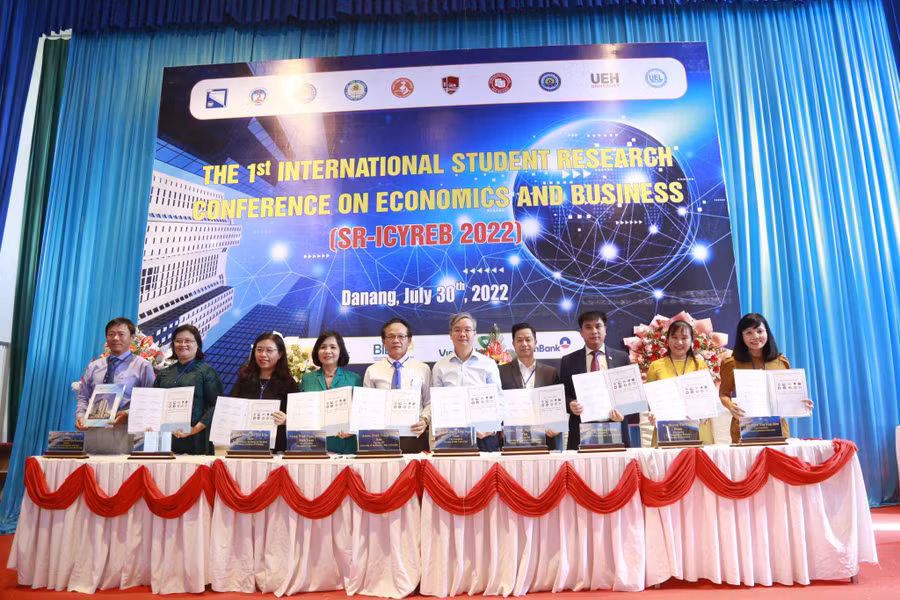 Đại diện 10 cơ sở giáo dục đại học đào tạo khối ngành kinh tế và kinh doanh ký kết thỏa thuận hợp tác tổ chức chuỗi Hội thảo quốc tế.