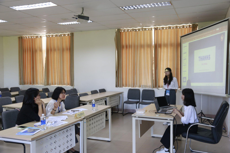 Sinh viên trình bày đề tài nghiên cứu khoa học tại các tiểu ban.