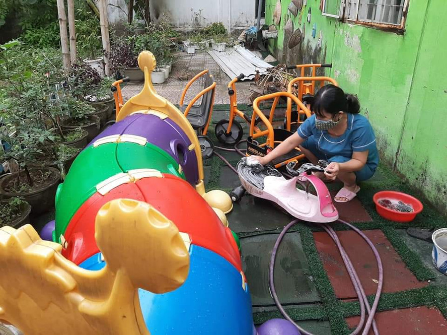 Công tác dọn vệ sinh của các trường học được duy trì trong những ngày HS nghỉ học.