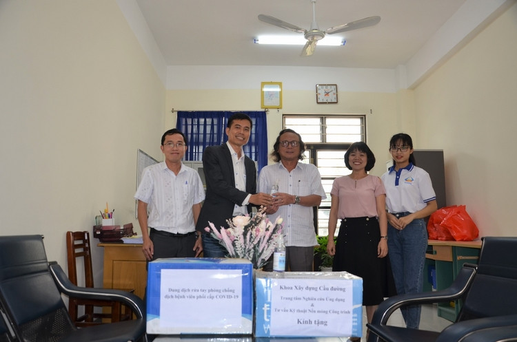 Trường THPT Trần Phú tiếp nhận nước rửa tay sát khuẩn do Khoa Xây dựng cầu đường, trường ĐH Bách khoa (ĐH Đà Nẵng) trao tặng.