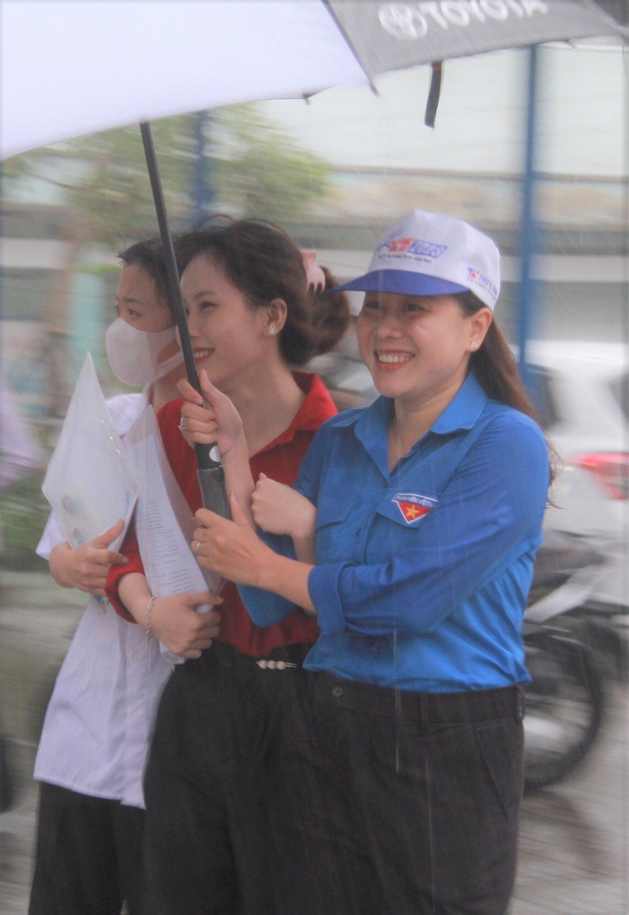 Dù thời tiết bất lợi, đội hình Tiếp sức mùa thi vẫn luôn sẵn sàng hỗ trợ các thí sinh. Dù thời tiết bất lợi, đội hình Tiếp sức mùa thi vẫn luôn sẵn sàng hỗ trợ các thí sinh.