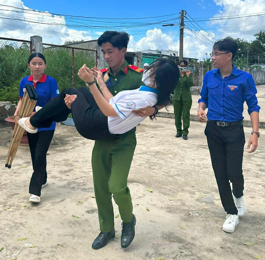 Đội hình Tiếp sức mùa thi đã kịp thời hỗ trợ thí sinh bị tai nạn trước buổi thi. Đội hình Tiếp sức mùa thi đã kịp thời hỗ trợ thí sinh bị tai nạn trước buổi thi.